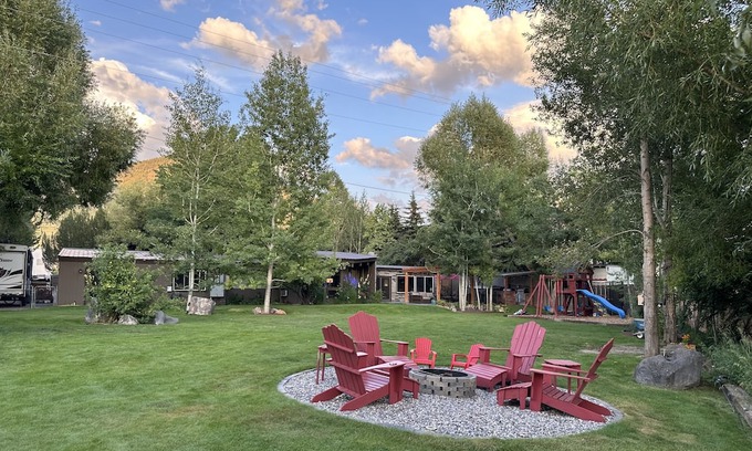 South Park House | Luxury home 5 minutes from town
