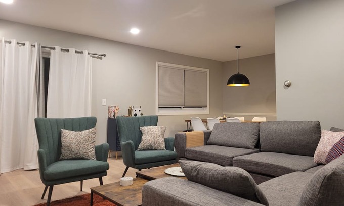 Naperville Condo | Cozy Townhome near the Dupage River Trail
