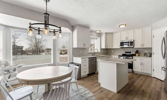 Farmington House | Large Serene Farmington Retreat, Close to Lagoon, SLC, Park City & 8 Ski Resorts