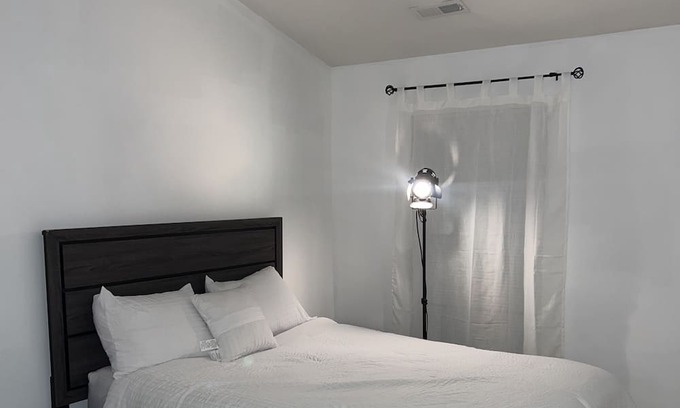 Rossville House | Beautiful room tailored to travel nurses in nearby Batlimore hospitals!
