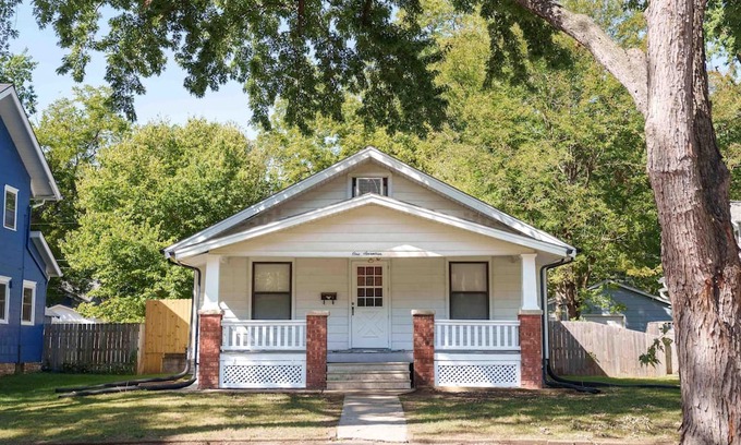 Topeka House | Bungalow of your DREAMS!! Room for the whole family and pet friendly.