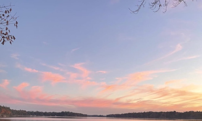 Windham Cottage | New for 2024! Pet-friendly cottage on the edge of Highland Lake in Windham!