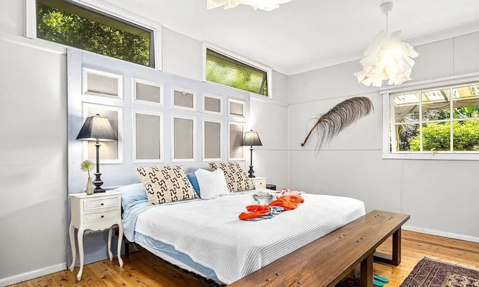 Bundeena Cottage | Stylish cottage with pool 2 minute walk to the beach.