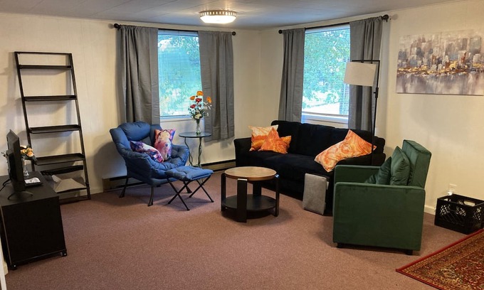 Aberdeen Condo | Cosmopolis. Forest Hill 2 BR Get-Away.