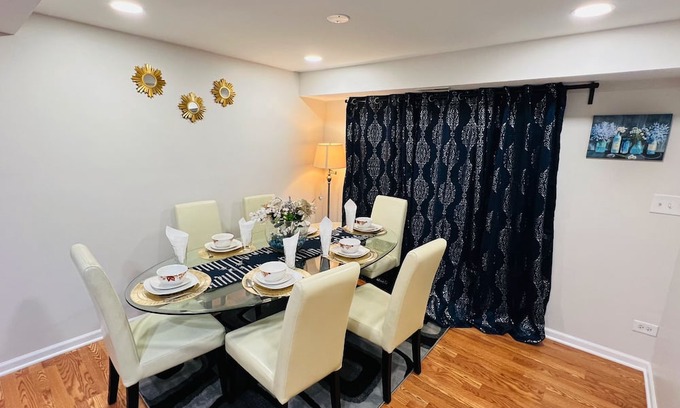 Des Plaines House | 9mins from Ohare,2 free parking 4 bedroom,1.5 B Pet friendly Closer I-294, I-53.
