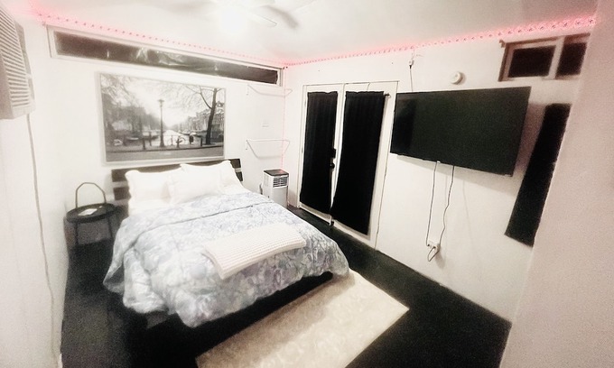 Fort Worth Apartment | Studio hidden away in the heart of East Fort Worth