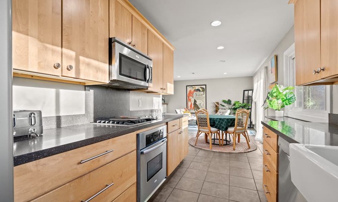 Iowa City House | Walk to campus The City Park Pad