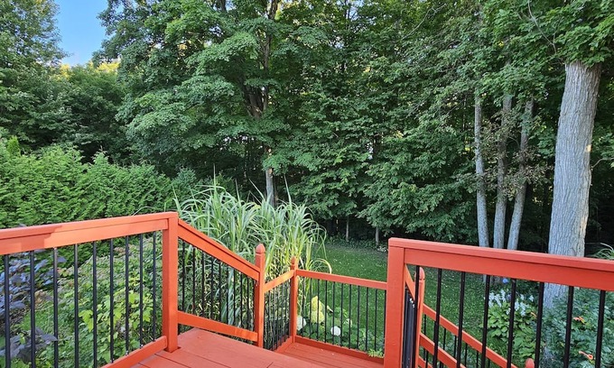 Innisfil House | South Barrie, ravine backing house 3 beds 2 bath, large deck, private backyard