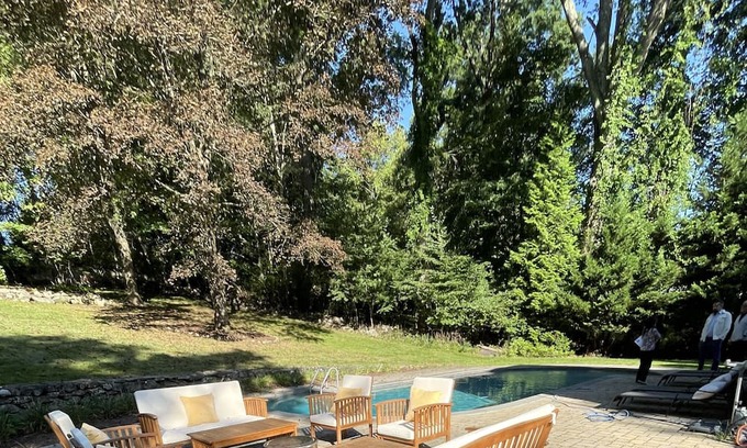 Westport House | Pool heaven 5 minutes away from the beach! Bring the whole family: pet friendly!