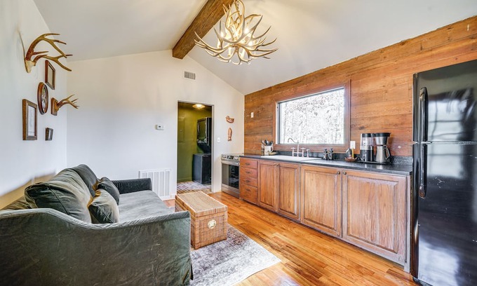 Broken Bow Cabin | Cozy Broken Bow Cabin w/ Fire Pit, 5 Mi to Water!