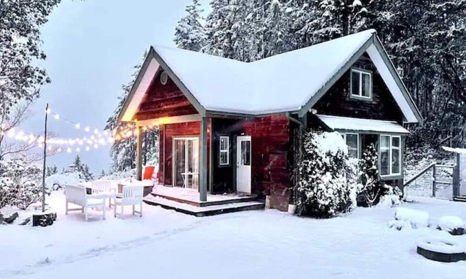 Salt Spring Island Cottage | Forest Cottage & Sauna w/ Ocean & Mountain Views