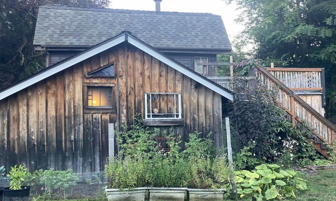 Ravenna Cottage | Willow Creek Cabin Secluded Guesthouse, Wooded lot