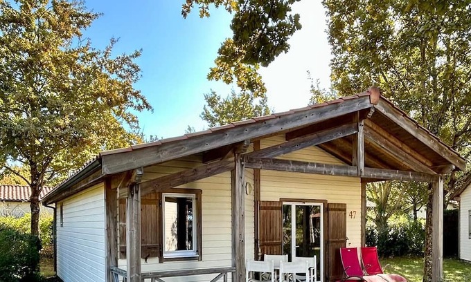 Parentis-en-Born House | Chalet 'Cabane Du Lac' with Shared Pool, Private Terrace and Wi-Fi