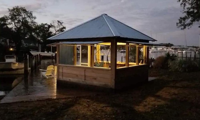 Solomons House | Solomons Yellow House - Waterfront