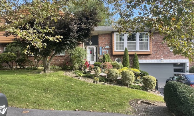 Heathcote House | Large 5 Bedroom House in safe area close to NYC