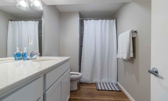 Millard House | Spacious 4 bedroom home sleeps 12 - ideal for CWS