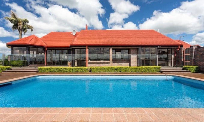 Pyes Pa House | Legendary Family Holidays for 12