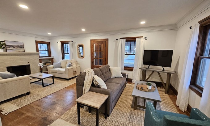 Des Moines Cottage | Cozy charm in peaceful Waterbury. 5 minutes from downtown Des Moines and Drake