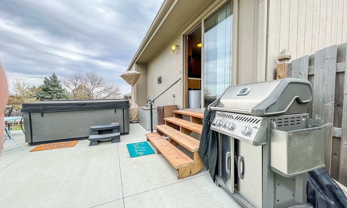 Omaha House | New 3 bd 2 bath Hot tub