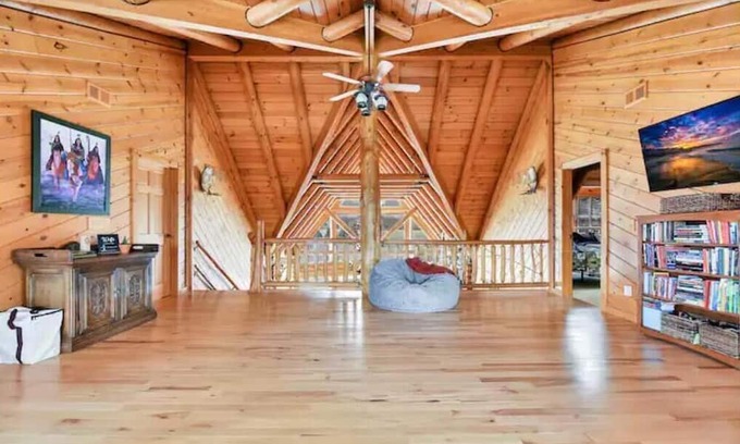 Decker Cabin | The Amazing Wolf Lodge