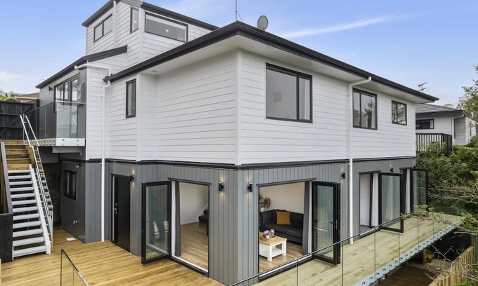 Torbay House | Beautiful beach escape. 6bed, Spa pool, Outdoor living, peaceful and lovely