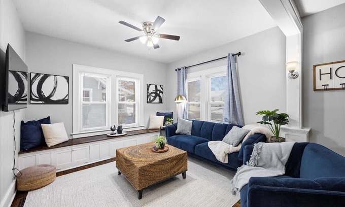 Lee's Summit House | Charming Freshly Remodeled Home / Prime Location