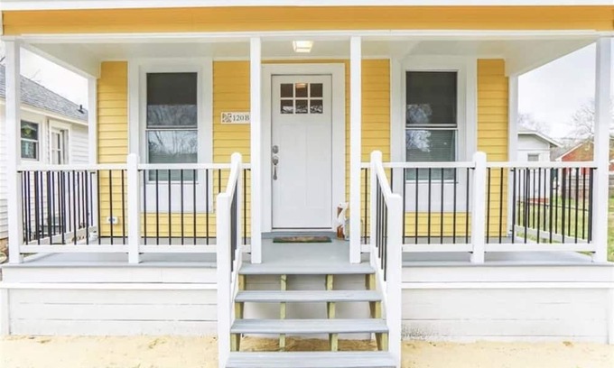 Buckroe Beach House | Stylish Tiny Home In Buckroe Beach