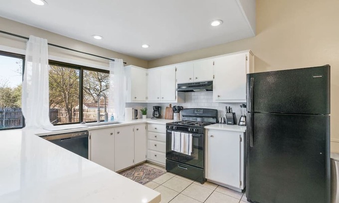 North Austin Civic Association House | The Mia [minutes to Q2 stadium, domain, breweries]