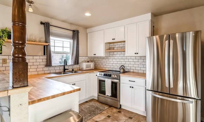 Kalispell Apartment | Beautiful studio apartment with full kitchen in heart of Kalispell