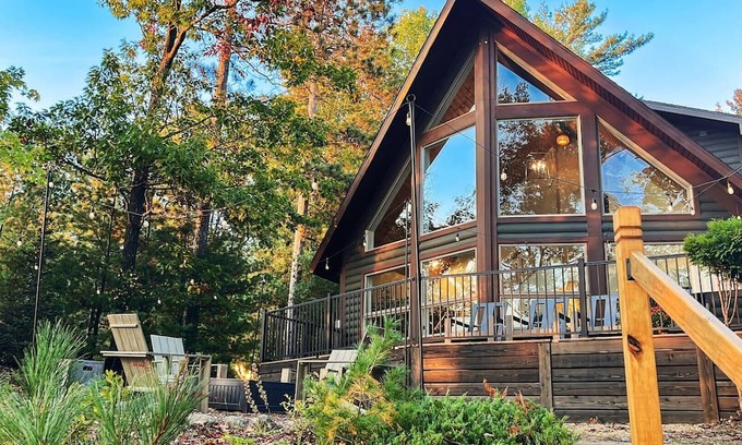 Kalkaska House | Luxury Lakehouse: Hot Tub, Prvt Dock, Kayak, Fire Pit, Scenic Decks, Game Room