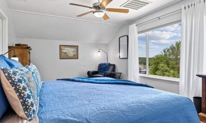 Gordonville House | Spacious Texoma Lakehouse W/pool/Boat Slip