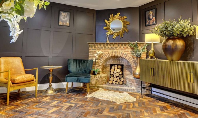 Henley-in-Arden House | Boutique bedroom within guesthouse