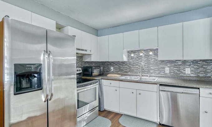 North Greece House | 4-Bed Haven for Nurses: Near Hospitals, Mins to Restaurants & Shops