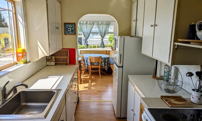 Lynden House | Downtown Dutch Craftsman - Walk to Downtown!