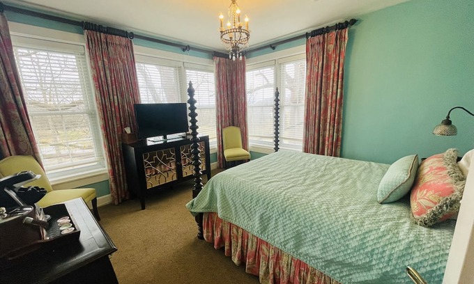 Clemmons Apartment | Oak Tree Room queen - Non- Smoking- No Pet