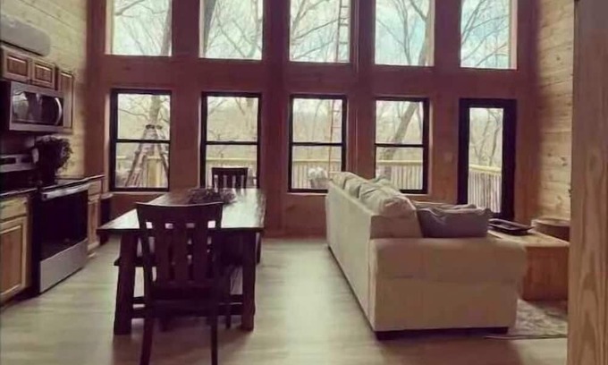 Cassville Apartment | The Hideaway Treehouse