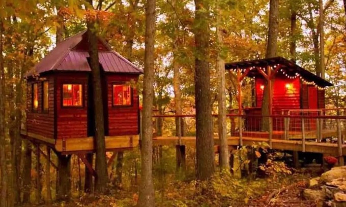 Cassville Apartment | The Getaway Treehouse & Jacuzzi Bath House