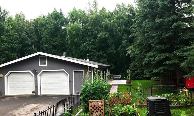 Fairbanks Apartment | Large, with breakfast and hot tub!