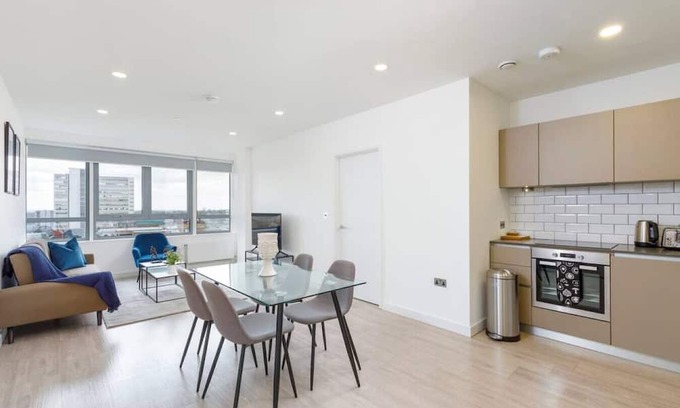 Bracknell Apartment | Stylish 2BR Town Centre Rooftop Terrace