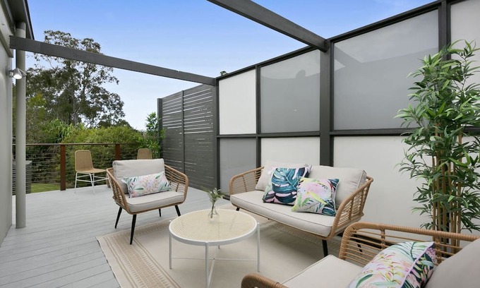 Reedy Creek Apartment | Central, Tranquil, Stylish - Close to everything and Pet friendly.