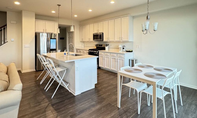 Fox Valley House | Sleek Townhome in Aurora w/ in-unit laundry - In between Aurora and Naperville