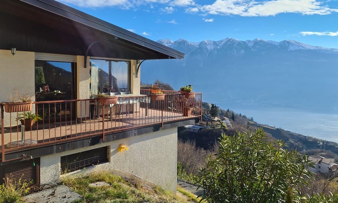 Aer House | Holiday Home 'Casa Bellavista' with Lake View, Shared Pool and Wi-Fi