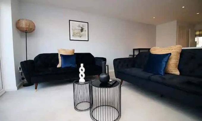 Magor House | Seymour Way (Stunning 4 bed with FREE parking)