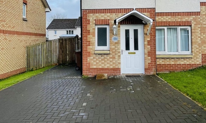 Glasgow House | Elegant 3 Bedroom House in Glasgow, close to M8, family friendly!
