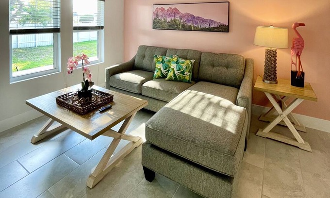 Parkside Apartment | Pink Flamingo getaway in Hollywood Beach! KING BED