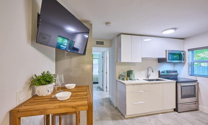 Parkside Apartment | Tropical Bungalow in Hollywood Beach, w/ KING BED!