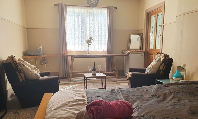 Halls Gap House | Renovated old farmhouse on 1 acre, in the centre of town, with creek and views!