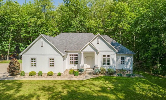 Johnstown House | Heartland Woods Ohio~8 Acres~Secluded Nature Escape~Flex Cancellation~King beds