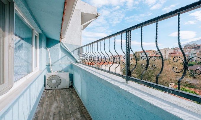 Osmangazi Apartment | Urban Flat with Balcony in Bursa