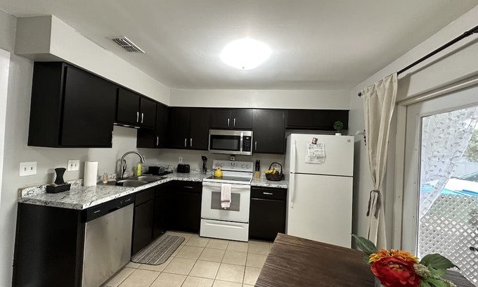 Winter Springs House | Gorgeous and Cozy Two Bedroom Townhome